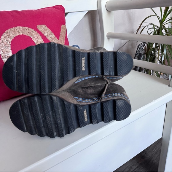 Stylish Lace-Up Boots with Blue Laces - Picture 6 of 8